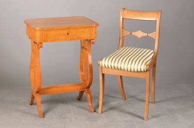 Nähtischchen mit Stuhl, Biedermeierstil, um 1900, Nähtisch mit Lyra-Beinen, Eschefurnier, Fadeneinlagen, Stuhl als stiltypischer Seitenrahmenstuhl ...