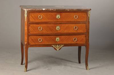 Kommode im Transition-Stil, wohl Frankreich, um 1860/70, Rosenholzfurnier vielfach gespiegelt verlegt, 3-schübig, orig. Beschlagwerk, Seiten ...