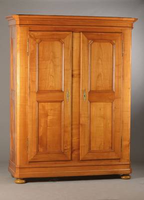 Biedermeierschrank, wohl Pfalz / Baden, um 1830/35, Kirschbaum, Weichholzkorpus, 2-türig, auf Rahmen gearbeitet, Türfüllungen, Giebel u.Sockel ...