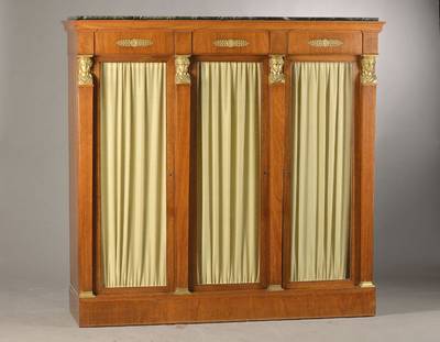 Salonvitrine, wohl Frankreich, um 1900, Mahagonifurnier, Sockelkranz, 4-fache Pilastergliederung mit Messing-Sphingen nach Empire-Vorbild, ...