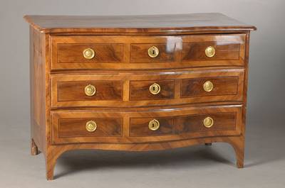 Barockkommode, wohl Dresden, um 1770, Nussbaum massiv, angedeutete Wurzelnussfelder, 3-schübig, Front l. gewölbt, orig. Kastenschlösser, ...