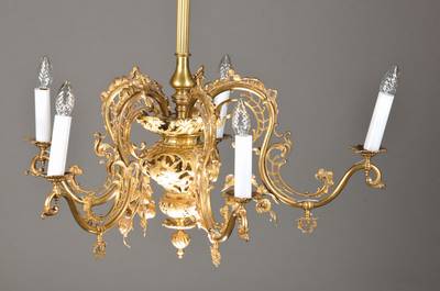 Gaslampe,deutsch, 1880/90, 5 Brennstellen, Barockstil Messinggestell, reich durchbrochene Rocaillenarme, eklektischer Dekor, H. ca. 110 cm, D. ca. 87 ...