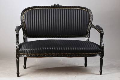 Zierliche Salonbank, Frankreich, um 1890, Nussbaum, sekundär schwarz gestrichen, neu bezogen, im Louis-Seize-Stil, stilübliche Ornamentik, ca. ...