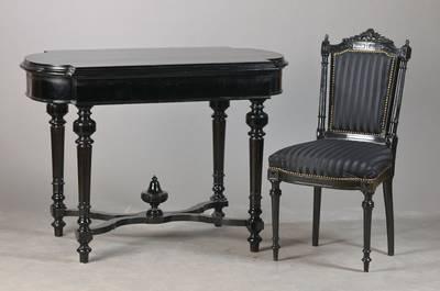 Tisch und 4 Stühle,wohl Frankreich, um 1880, Gründerzeit, wohl Nussbaum, neu schwarz gefaßt, Stühle nach Louis-Seize-Vorbild mit stiltypischer ...