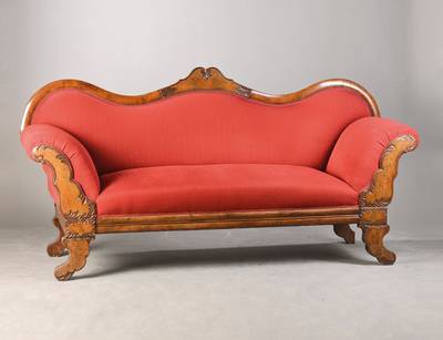 Sofa, um 1835/40, Nussbaumfurnier auf Weichholzkorpus, Rückenlehne mit leichtem Wellenprofil,sparsame florale Schnitzerei, neu gepolstert u. bezogen ...