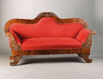 Sofa, um 1835/40, Nussbaumfurnier auf Weichholzkorpus, Rückenlehne mit symmetrischer Akanthusblattschnitzerei, geschnitzte Seitenlehne, neu ...