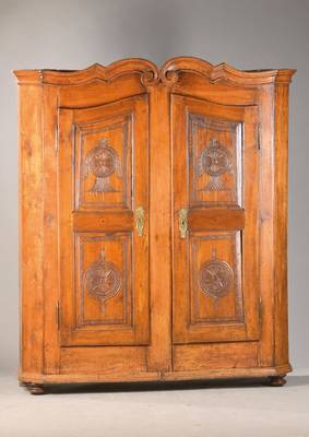 Spaltschrank, Bodenseeraum, um 1800/10, Obstholz, 2-türig, mit beschnitzten Kassetten, Innenleben mit Hutablage, Altersspuren u. -erscheinungen, alt ...