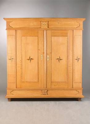 Hessischer Barockschrank, spätes 18. Jh., helles massives Eichenholz, 2-türig, mit Faltsternintarsien u. Bandeinlagen, Füße sek., ca. 192x184x72 ...