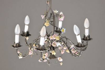 Deckenlampe und zwei Wandlampen, Italien, um 1900, Metallmonturen mit applizierten vollplastischen Porzellanblüten, diese bunt bemalt, 6 ...