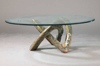 Designer-Tisch mit fac. Glasplatte, 2.H.20.Jh., In sich verschlungener massiver u. patinierter Bronzefuß mit schwerer facettierter Glasplatte, ca. ...