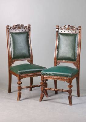 2 Gründerzeit-Stühle, Historismus, deutsch, 1880, Mahagoni massiv, Lederbezug, stilübliche ornamentale Verzierung, Gebr.-Sp.,H. ca. 110 cm, Sh. ...