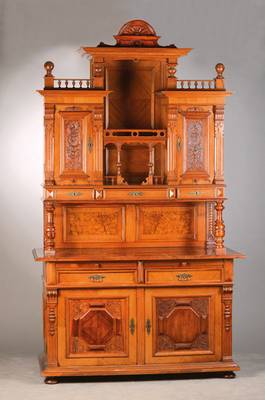 Aufsatzbuffet, Gründerzeit, um 1880/90, Nußbaumfurnier auf Weichholzkorpus, reich gedrechselt und verziert, Unterteil 2-schübig, 2-türig mit ...