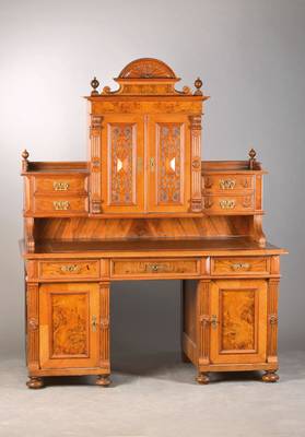 Aufsatzschreibtisch, Gründerzeit, um 1880/90Nußbaumfurnier auf Weichholzkorpus, 2 Seitenkästen, 3-faches Schubladengeschoss, Aufsatz mit 4 ...