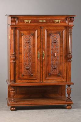 Vertiko, Gründerzeit, deutsch, um 1880/90, Nussbaumfurnier auf Weichholzkorpus, Stollenteil, 2-türig u. 1-schübig, Kassetten mit ...