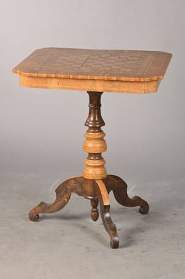 Spieltisch, deutsch, um 1880/90, Nussbaum massiv, Platte mit reicher Intarsienarbeit in Form eines Schachbretts, Balusterschaft mit 3 -fach ebenfalls ...
