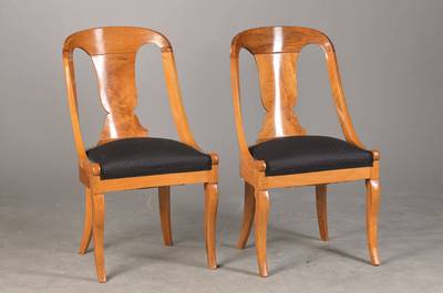 Paar Gondelstühle, süddeutsch, um 1820/30, Nussbaum massiv, neu gepolstert u. bezogen, stiltypische Form mit Rückenlehne in Vasenform, H. ca. 84 ...