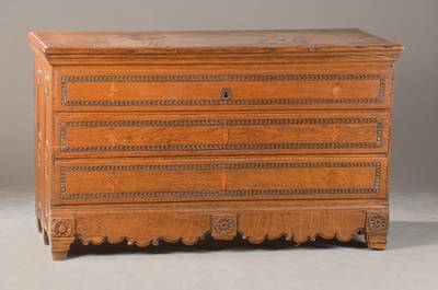 Barocktruhe, westdeutsch, wohl Bergisches Land, um 1800, Eiche massiv, Front mit 3- fachem Schuppenband, geschweift ausgeschnitzte Sockelzarge, ca. ...