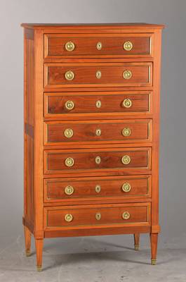 Schubladenschrank, sog. Semanieré, wohl Frankreich, um 1870, Kirschbaum massiv, reicher Messingbeschlag, 7-schübig, Eckstollen kanneliert, l. Reste ...