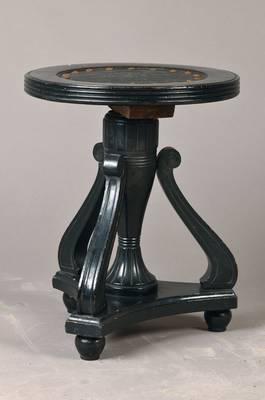 Klavierhocker, deutsch, um 1880/90, Holz, schwarz gefasst, auf drei geschwungenen Füssen stehend, Sitzfläche mit applizeriten Blumendekor, leichte ...
