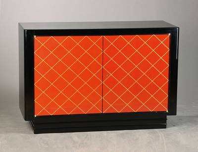 Art-Deco-Schrank, wohl Frankreich, 20.Jh., Mahagoni schwarz gelackt, weiche abgerundete Kanten, Front 2-türig, in Rotlack mit eingekerbter ...