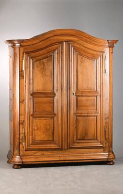 Selten kleiner Pfälzer Barockschrank mit Geheimfach, um 1760/70, Nussbaum massiv, 2- türig, Giebel, Sockel . Türen üppig profiliertu. auf Gehrung ...