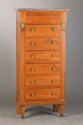 Hochkommode, wohl Frankreich, Mitte 19.Jh., Nussbaum, 7-schübig, seitl. angedeutete Pilaster mit stilisierten Messingkapitellen, Marmorplatte, ...
