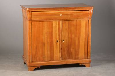 Biedermeier-Halbschrank, wohl Pfalz/Baden, um 1830, Kirschbaum, 1-schübig, 2-türig, Kopfschub mit Wulst, restauriert, ca. 98x107x56 cm