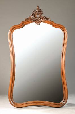 Rokoko-Spiegel, deutsch, um 1870/80, Nussbaum massiv, detailiert geschnitzte Rocaillenbekrönung, taillierte Form, fac. Sp iegel, ca. 143x84 cm