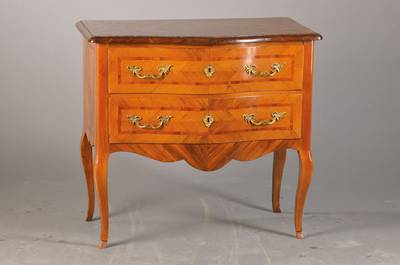 Barockstil-Kommode, süddeutsch, um 1840/50, Weichholzkorpus mit Nussbaumfurnier auf Kreuzfuge verlegt, Kirschbaum Bandintarsien, 2-schübig, ...