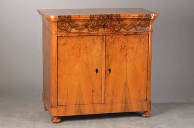 Biedermeier-Halbschrank, wohl Pfalz, um 1830, Wurzelnussfurnier z.T. 3-fach gespiegelt verlegt, Weichholzkorpus, 1-schübig, 2-türig, restauriert, ...
