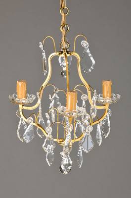 Deckenlampe, Mitte 20.Jh., schlichtes geschwungenes Messinggestell, 3 Brennstellen, geschliffene Tropfschalen u. Pendelbehang, Elektrifizierung nicht ...
