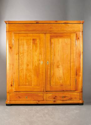 Großer Biedermeierschrank, süddeutsch, wohl Baden, um 1820, Kirschbaum massiv, abgerundeteEcken, 2-türig, 2 Sockelschübe, Innenleben mit ...