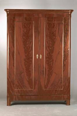 Dielenschrank, wohl Frankreich, um 1840, Pyramidenmahagoni großflächig auf Eichekorpus verlegt, abgerundete Ecken, reiches Innenleben mit ...