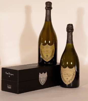 2 Flaschen Dom Perignon, Jahrgänge: 2002 & 2004, je ca. 75 cl, Abstand zwischen Flaschenboden und Champagner:ca. 1 cm, sehr guter Erhaltungszustand, ...