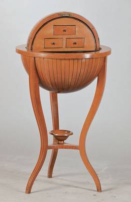 Globustischchen, wohl Wien, um 1900, Kirschbaumfurnier mit Bandeinlagen, kugelförmiges Schränkchen mit aufklappbarer Platte, Alterssp., H. ca. 95 ...