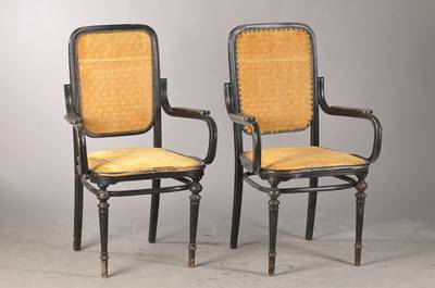 12er Satz Thonet-Armlehnstühle, Nr.1437r, um 1900, Bugholz, Stoffbezug zu erneuern, restaurierungsbedürftig, H. ca. 101 cm, Sh. ca. 47 cm