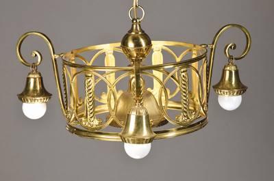 Deckenlampe, deutsch, 1.H. 20.Jh., klassizistisches Messinggestell mit Palmetten-Dekor, 4 Brennstellen davon 1 inneliegend, Elektrifizierung nicht ...