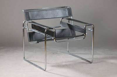 Armlehnsessel in der Art des Wassily-Sessel, Entwurf Marcel Breuer, um 1925,Stahlrohr gebogen, mit Lederbespannung, keine Signatur, kein ...