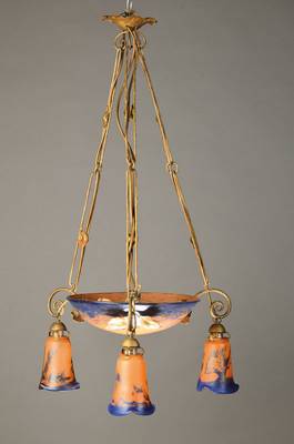 Jugendstil-Deckenlampe, deutsch, um 1910, Schichtglas mit eingepuderten Orange- u. Violet-Tönen, Mittelschale mit inneliegender Brennstelle, 3 Arme ...