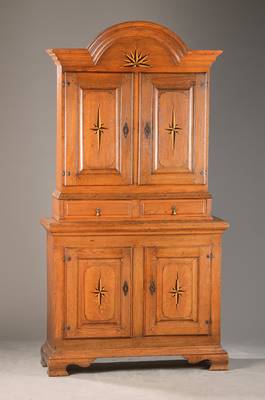 Aufsatzschrank, Eiche massiv, mit Intarsierten Sternen, Schübe dazugearbeitet, ca. 204x107x40 cm
