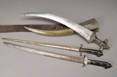 Zwei Hirschfänger, 19. Jh., 1x wohl deutsch, um 1890, geriefter Holzgriff, L. ca. 61 cm; 1x wohl Balkan, um 1880, Holzgriff, gravierte Klinge und ...