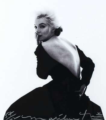Bert Stern, 1929-2013, Marilyn in DIOR Dress, Fotografie/Iris-Print, handsign., num. 57/62, Aufnahme aus 1962, Blattgr. 48x33cm, unter Glas gerahmt, ...