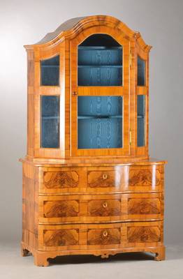 Aufsatzvitrine, Sachsen, wohl Dresden, um 1750/60, Nussbaumfurnier, Weichholzkorpus, Kommode 3-schübig u. doppelt geschweift, Aufsatz 3-seitig ...