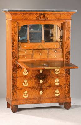 Standsekretär, wohl Frankreich, 1840/50, Nussbaum- / Wurzelholzfurnier, in Hohlkehle versteckter Kopfschub, abklappbare stabile Schreibplatte mit ...