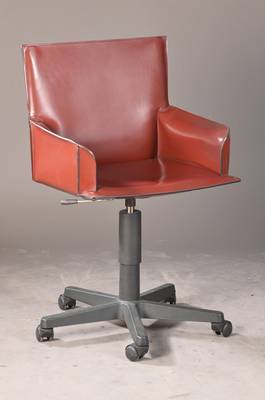 Schreibtisch-Stuhl, De Couro from Brazil, 80er Jahre,, Ledersitz mit 5-Rollen-Kunststoff-Fuß, H. ca. 83 cm, Sh. ca. 42 cm, auf Unterseite markiert,