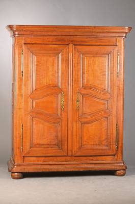 Selten kleiner Barockschrank, wohl Elsaß mit st. Nähe zur Pfalz, um 1780/90, Kirschbaum massiv, 2-türig, regionstypische geschweifte ...