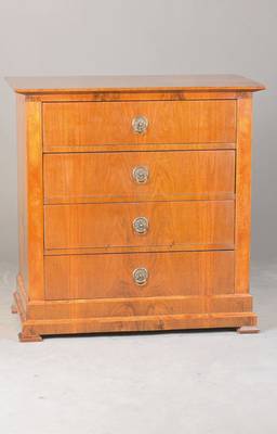 Kommode, wohl Österreich, um 1850, Nussbaum furniert, Weichholzkorpus, 4-schübig, Korpus restauriert, wohnfertig, ca. 82x80x44 cm