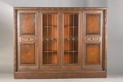 Bücherschrank, deutsch, um 1925/30er, Eiche massiv, 4-türig, 2 Türen verglast u. versproßt, profilierter umlaufender Rahmen auf Gehrung ...