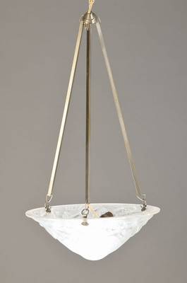 Art-Deco-Deckenlampe, wohl Frankreich, 30er Jahre, dünnwandiges Metallgestänge mit vielfach in abstraktem Dekor geschliffener Schale, 1 Brennstelle ...