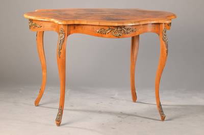 Salontisch, sog. Console de milieu, im Dresdner Barockstil, um 1880, Nussbaumfurnier mit stilüblichen Wurzelnussfeldern u. Rokoko- Messingbeschlag, ...
